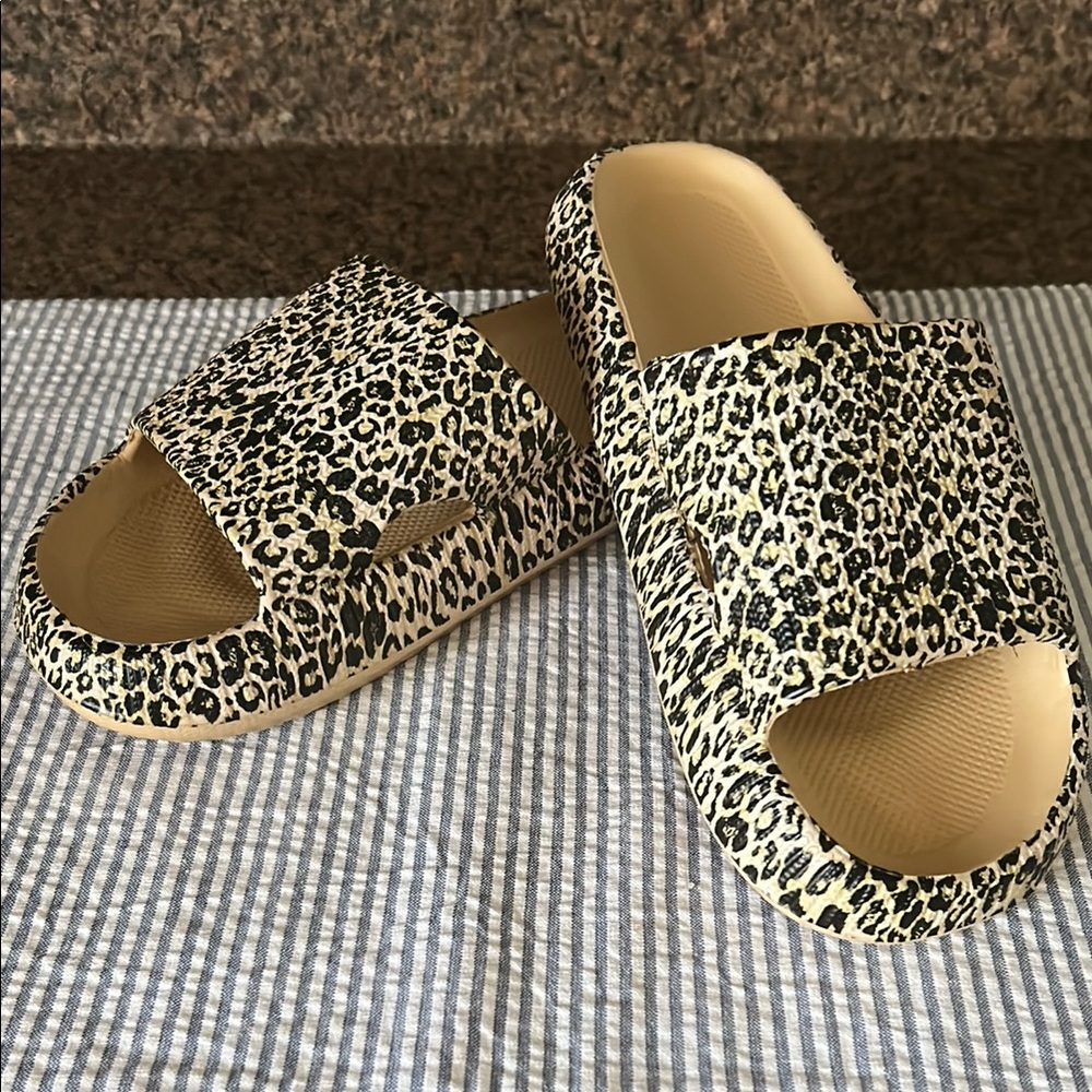 “Cloud Slides” New “ladies size 7 Animal Print design